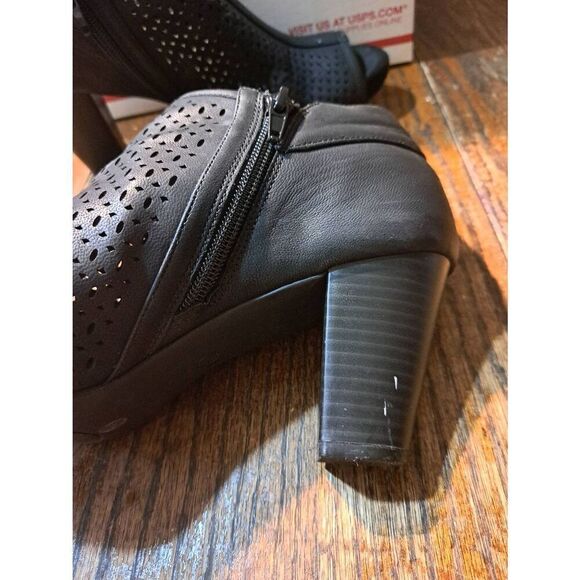 9M Giani Bernini Black Cut Out Perforated Open Toe Chunky Heel Shoes - Picture 7 of 9